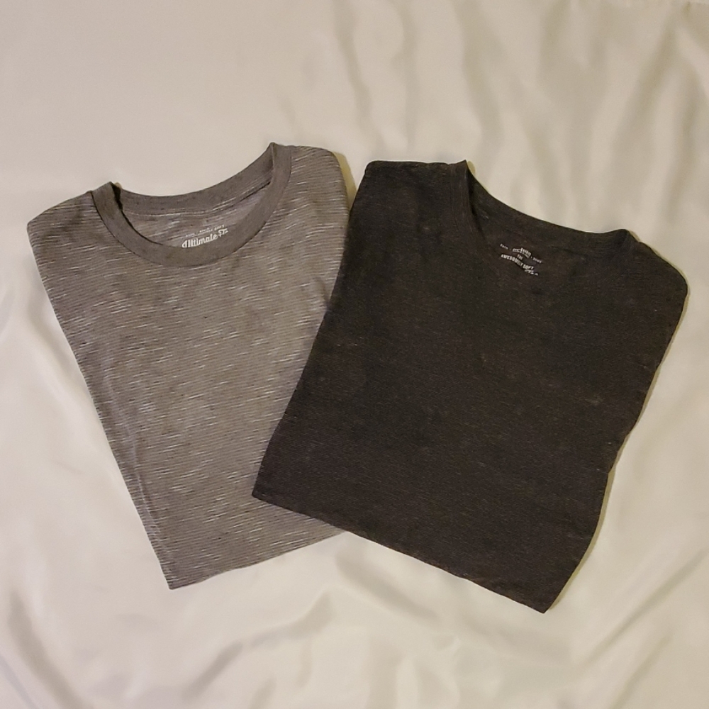 Two Mens short sleeve t-shirts Bundle